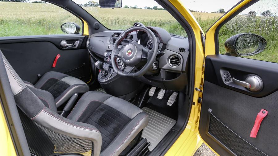 Интерьер Abarth 695 Biposto Record (312) 2015 года  (UK) (фото 11 из 31)